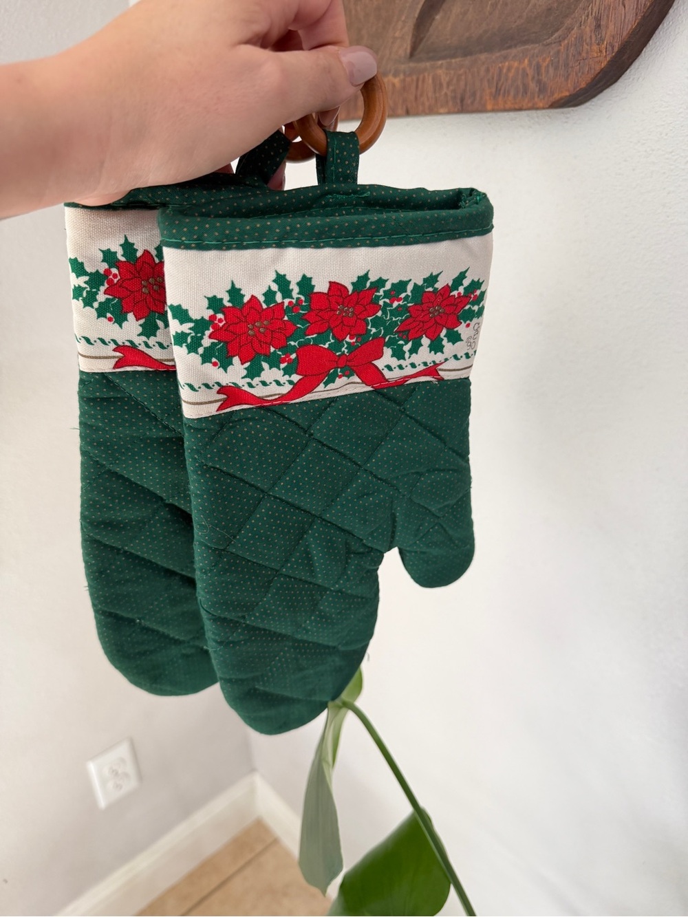 Vintage Christmas Poinsettia Holly Oven Mitts Set of 2 Green Quilted